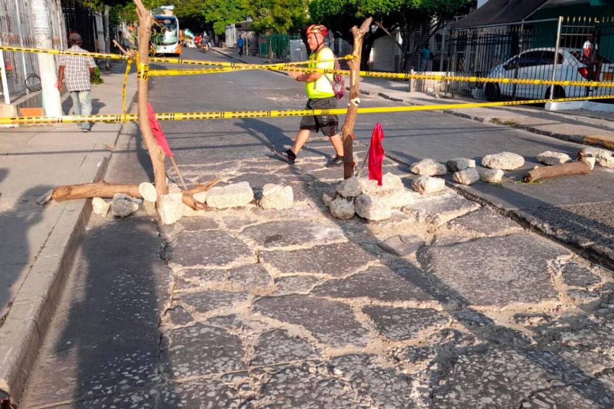 Cráter los obligó a cerrar la avenida El Consulado, Transcaribe activó desvíos