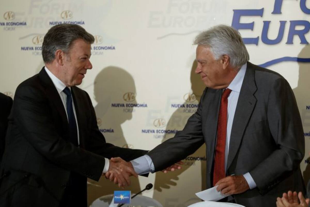 El presidente de Colombia, Juan Manuel Santos interviene en el desayuno informativo del Fórum Europa, donde fue presentado por el expresidente Felipe González. EFE Emilio Naranjo