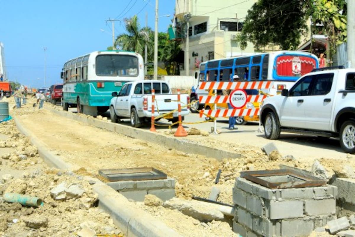 Varios de los obreros del consorcio India Catalina, que construye la estación de transferencia de Transcaribe, cerca de la Bomba El Gallo, le reclamaron a este contratista por el retraso en el pago de varias quincenas salariales. Julio Castaño