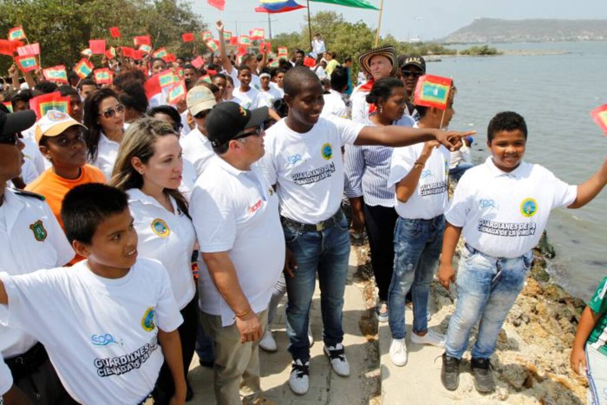 Los jóvenes alzando bandera en señal de compromiso con la ciénaga. //Foto Julio Castaño-El Universal