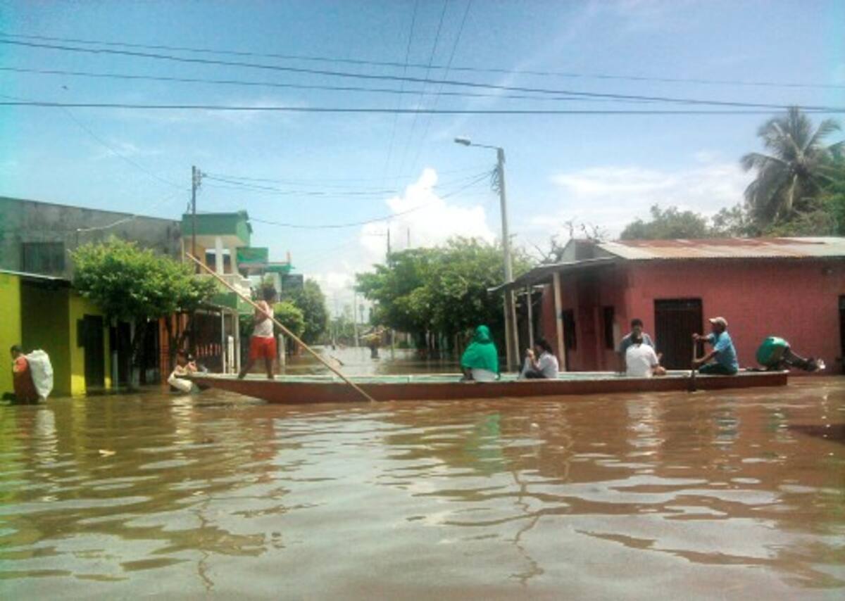 Muchas familias están evacuando para evitar mayores afectaciones por el agua desbordada del Río Magdalena. CORTESÍA: ESSA
