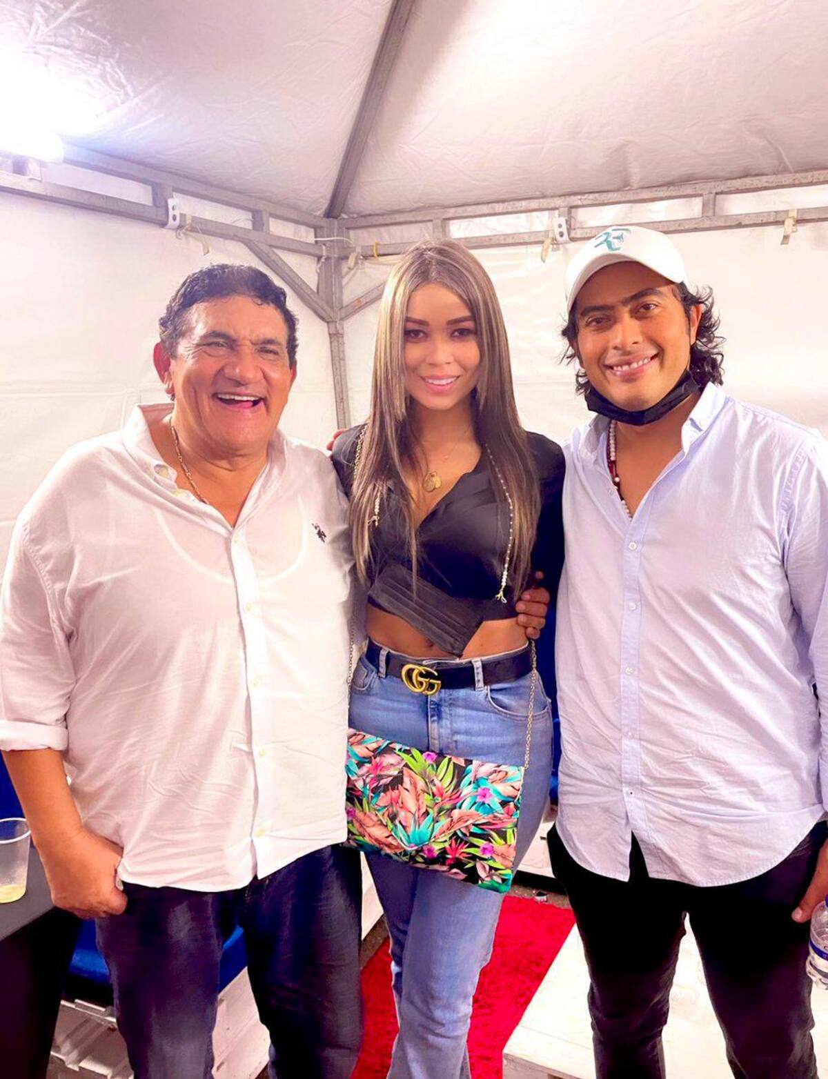 Day Vásquez junto al cantante Poncho Zuleta y Nicolás Petro.
