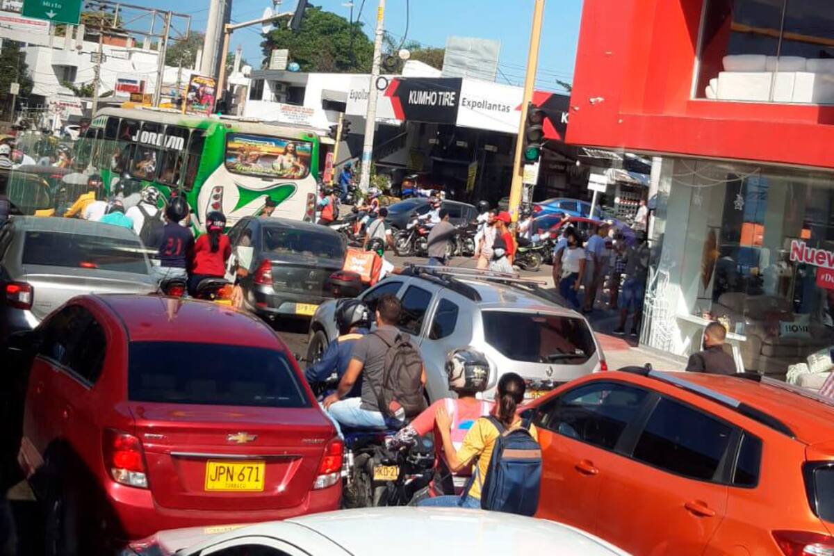 Accidente de motos en carril de Transcaribe genera monumental trancón