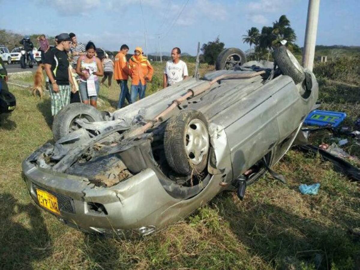 Al parecer, el conductor del vehículo, un Mazda de placas BNI 462, perdió el control y terminó volcado a un costado de la vía. CORTESÍA