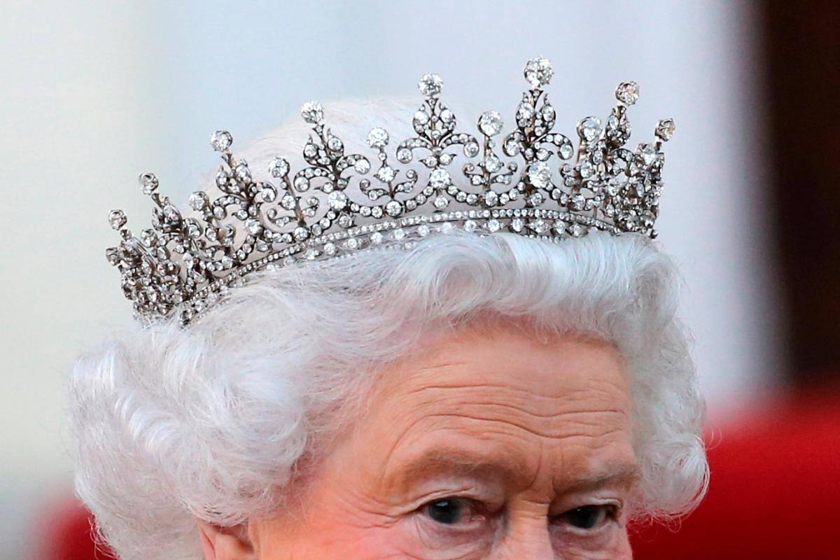 Ella es Isabel II, más allá de la corona que llevaba sobre su cabeza