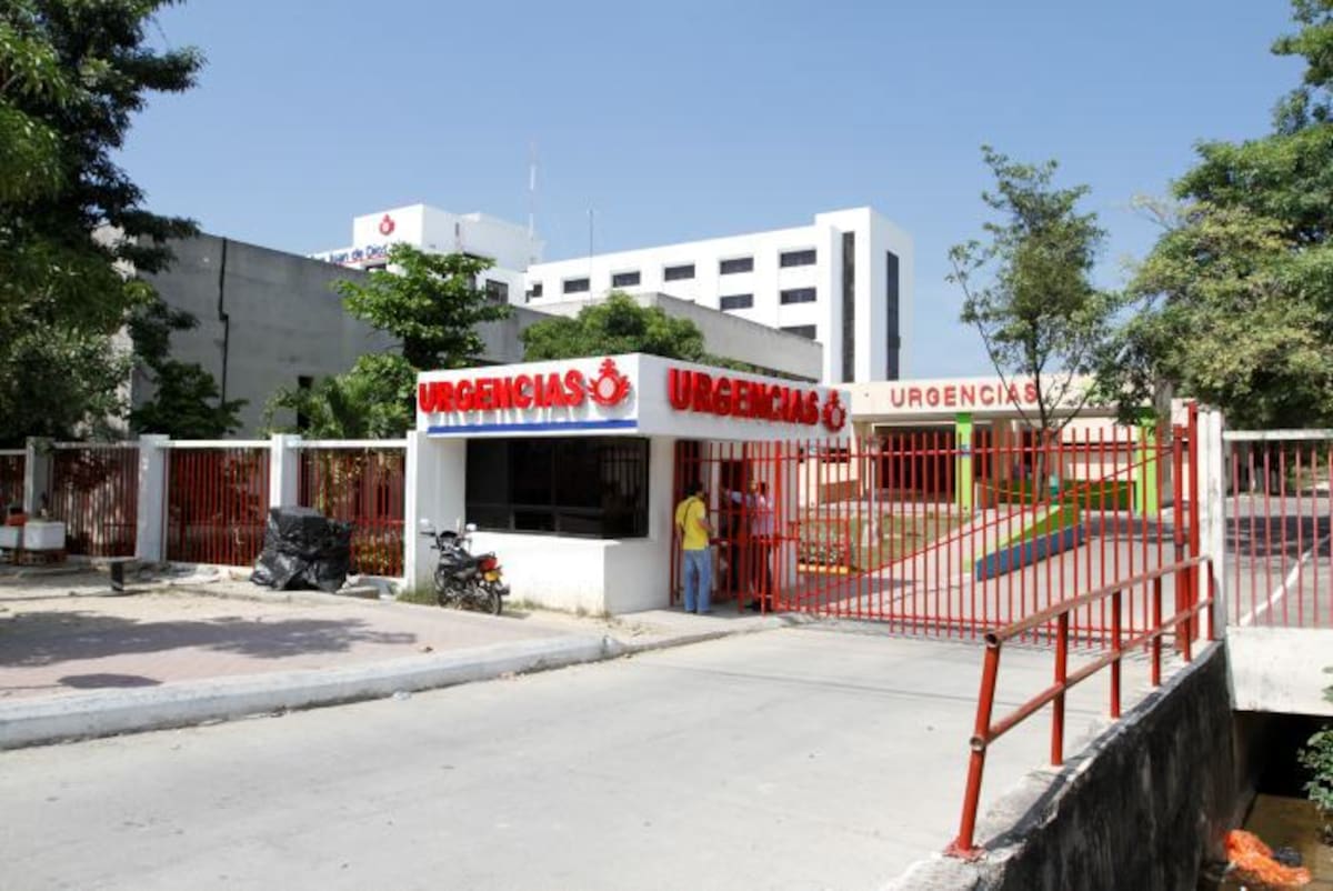 Personas que asistieron a la sala de urgencias de la clínica para recibir atención, se encontraron con que médicos y enfermeras habían decidido suspender nuevamente sus actividades. LUIS HERRÁN