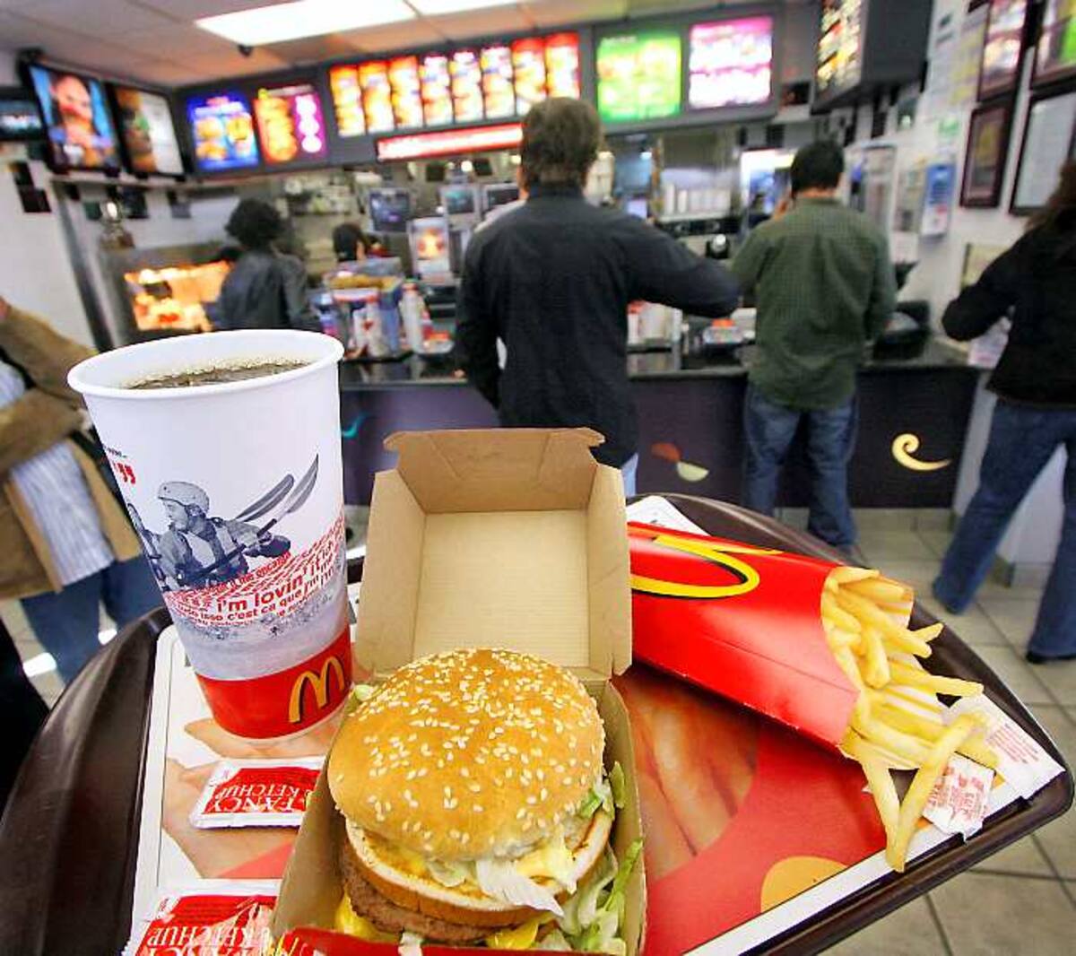 Las hamburguesas con papas fritas siguen siendo uno de los platos preferidos por los estadounidenses. AP MARK LENNIHAN