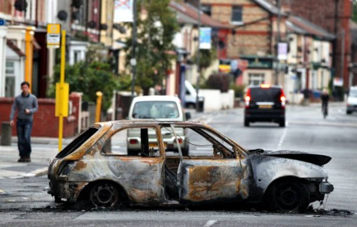 Grupos de jóvenes arrasaron el centro de Manchester donde incendiaron y pillaron los comercios. AFP STRINGER