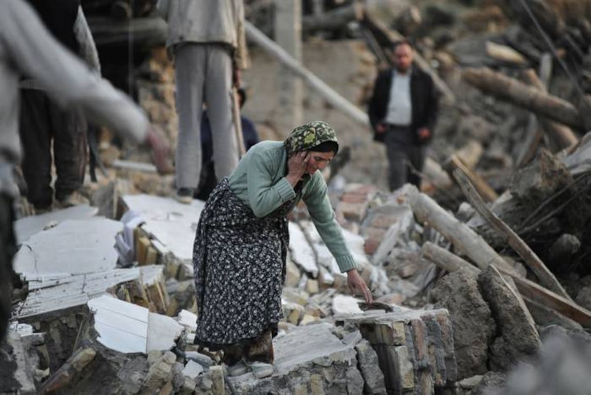Los dos temblores se presentaron el sábado, con solo diez minutos de diferencia, en la región montañosa de Varzeghan, destruyendo varios pueblos del noroeste de Irán. AP Mahsa Jamali