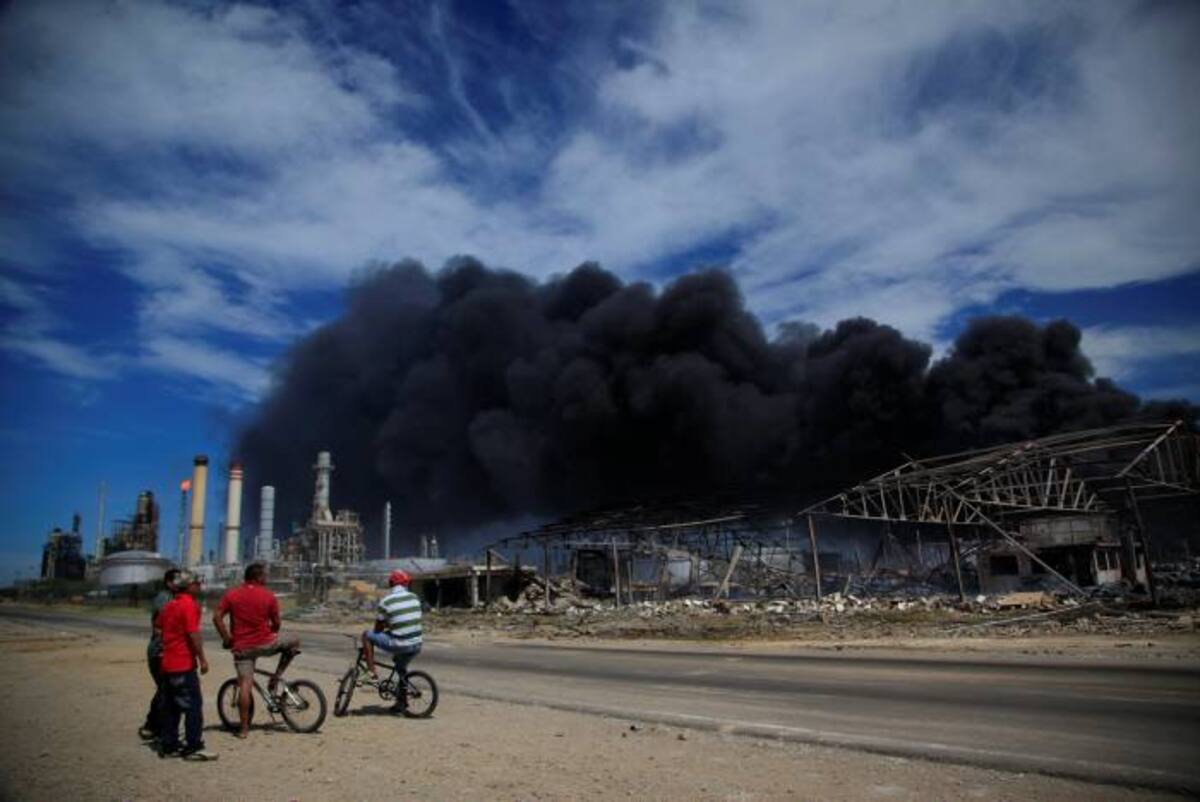 Tras labores intensas, los bomberos controlaron el fuego intenso que se registró en tres de los tanques de combustibles de la instalación petrolera. AP Ariana Cubillos