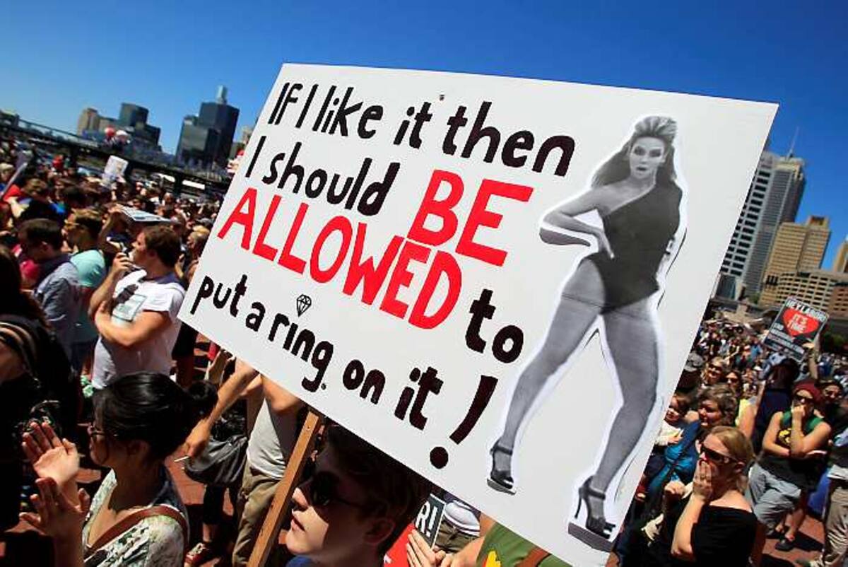 Una pancarta es mostrada por los manifestantes de los derechos de los homosexuales, quienes se reúnen para un mitin en el Centro de Convenciones de Sydney, donde el Partido Laborista celebra su conferencia anual. AP Rick Rycroft