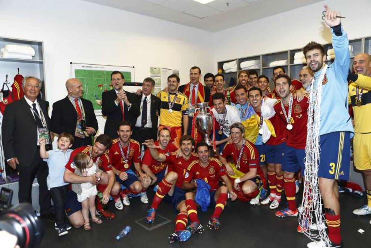 El presidente Mariano Rajoy acompañó al equipo en el vestuario, tras ganar nuevamente la Eurocopa. AFP CARMELO RUBIO