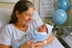 Mujer cumple su sueño de ser madre por primera vez a los 62 años