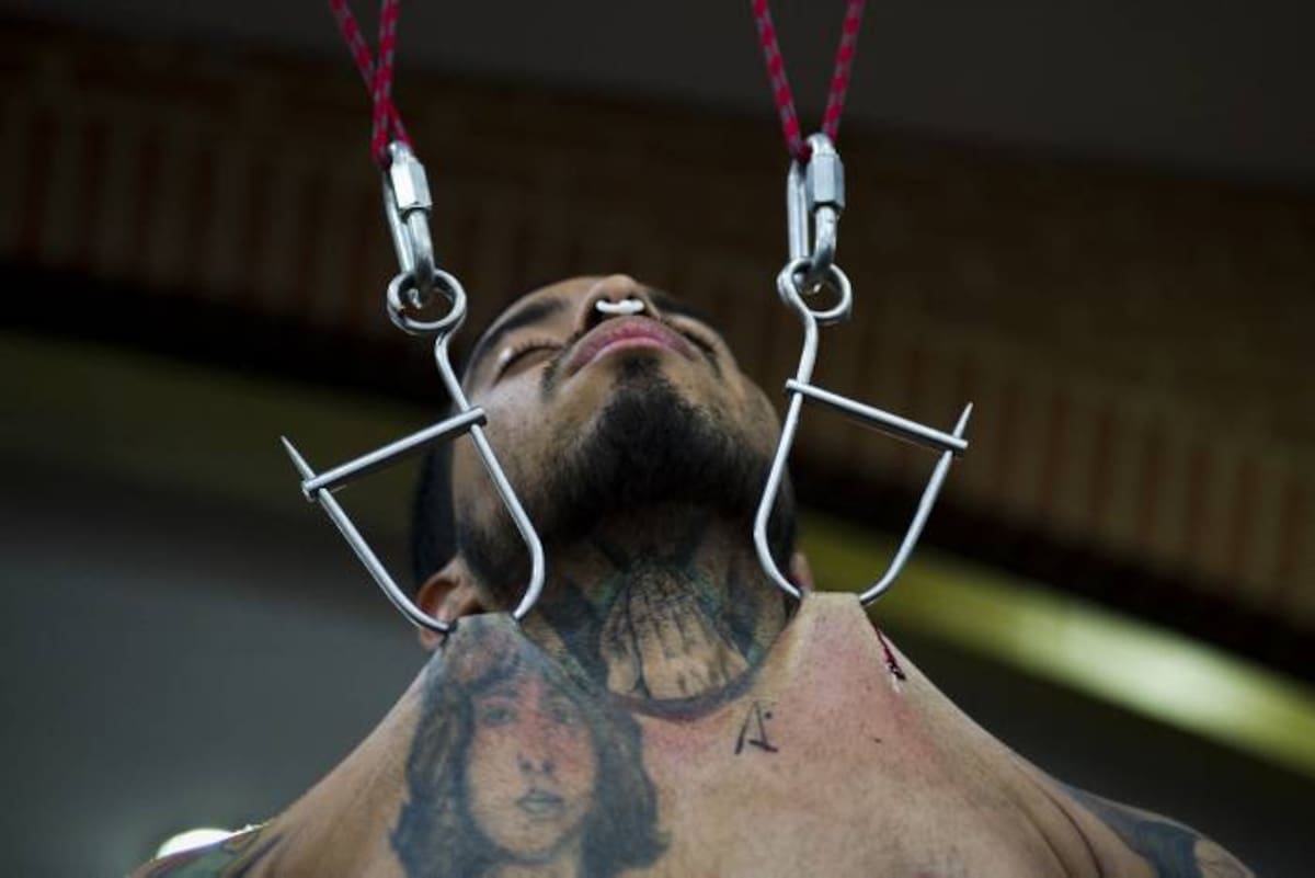 Más de 200 artistas del tatuaje de países como Venezuela, Argentina, Colombia y México se reúnen en Caracas para mostrar este arte, que también utiliza implantes en el rostro y cortes en la piel. AFP