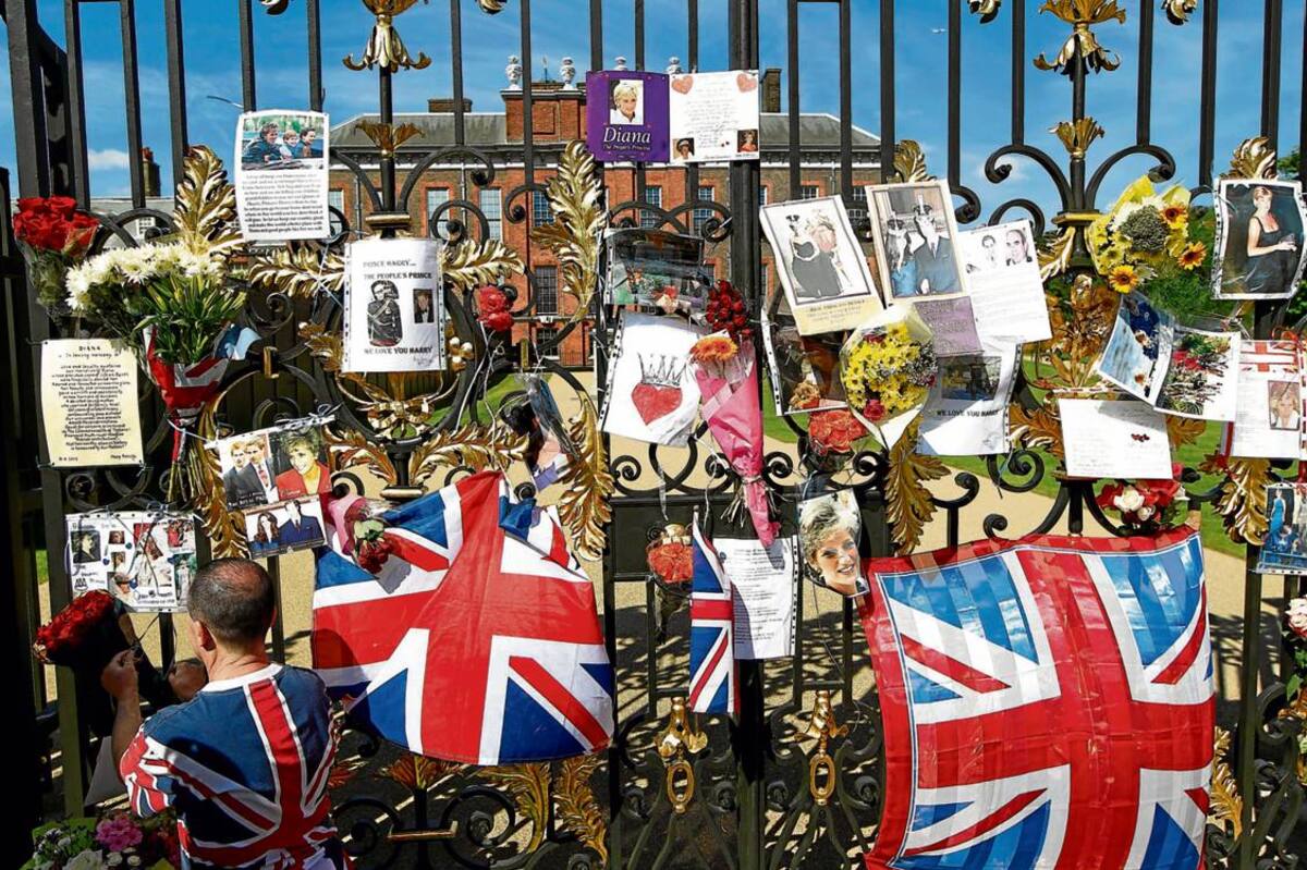Flores en el palacio de Kensington en Londres. AP/Sang Tan