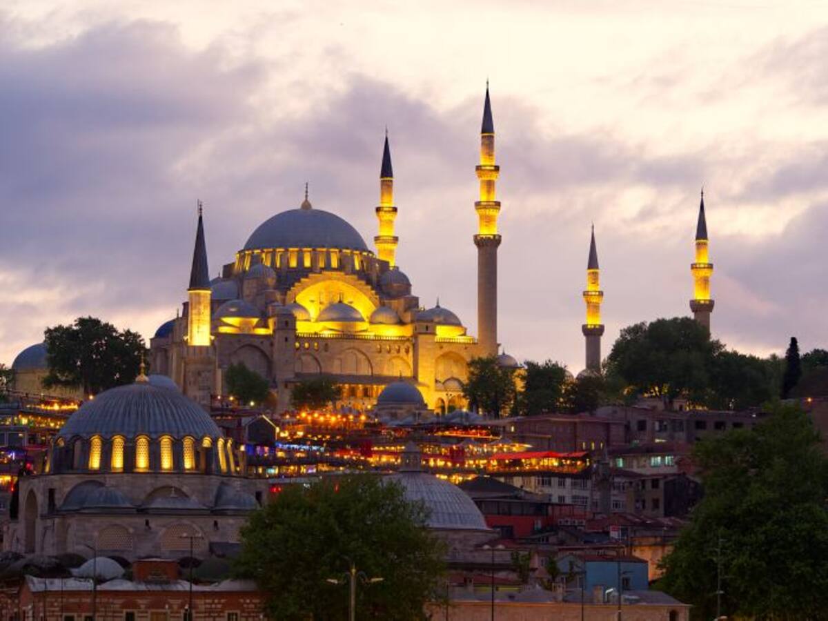 Vista nocturna de la Mezquita de Süleymaniye y el distrito de Eminonu, Estambul, Turquía.