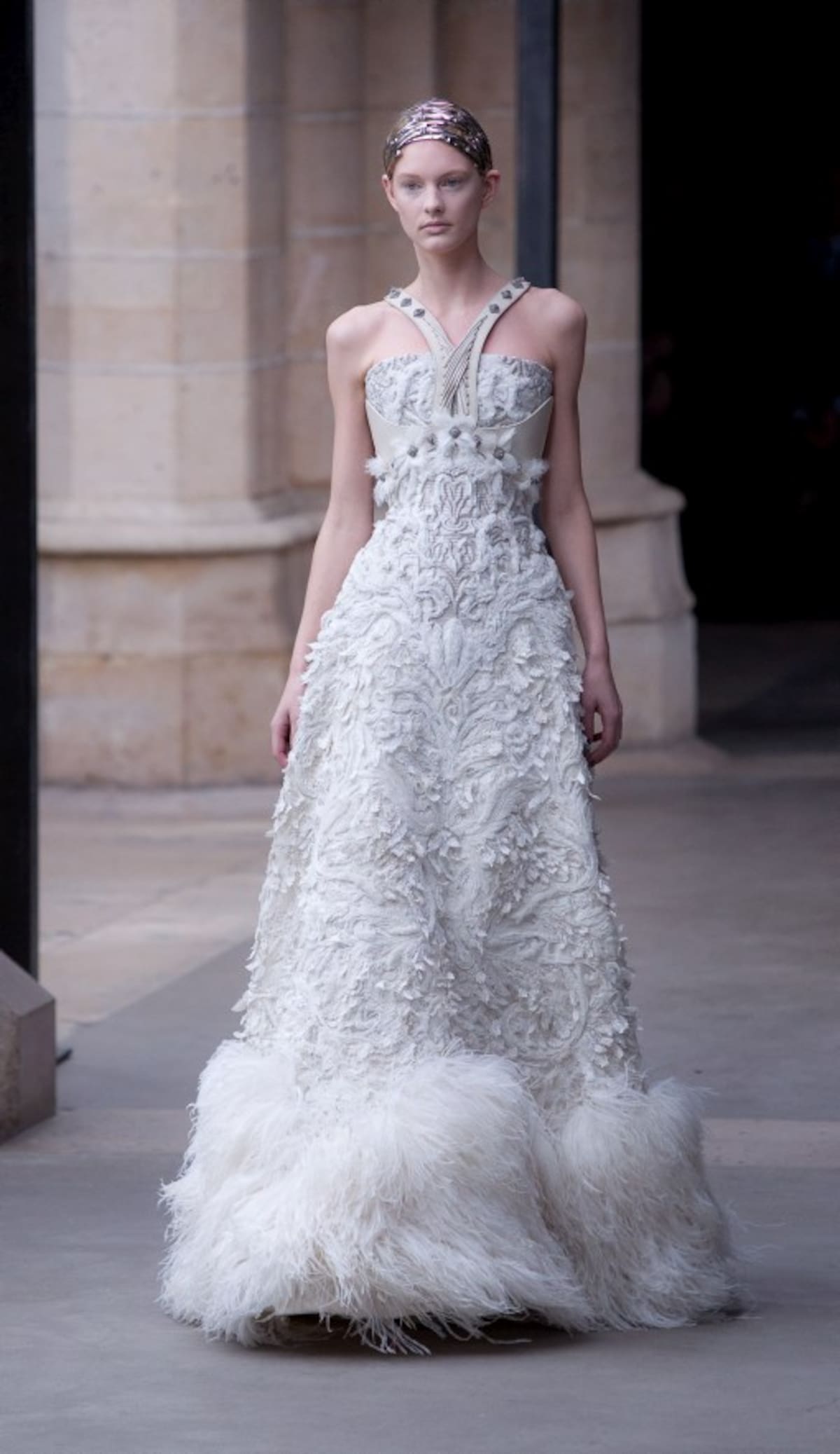 Diseños de Alexander McQueen en el marco del Otoño-Invierno, durante la Semana de la Moda de París. AP