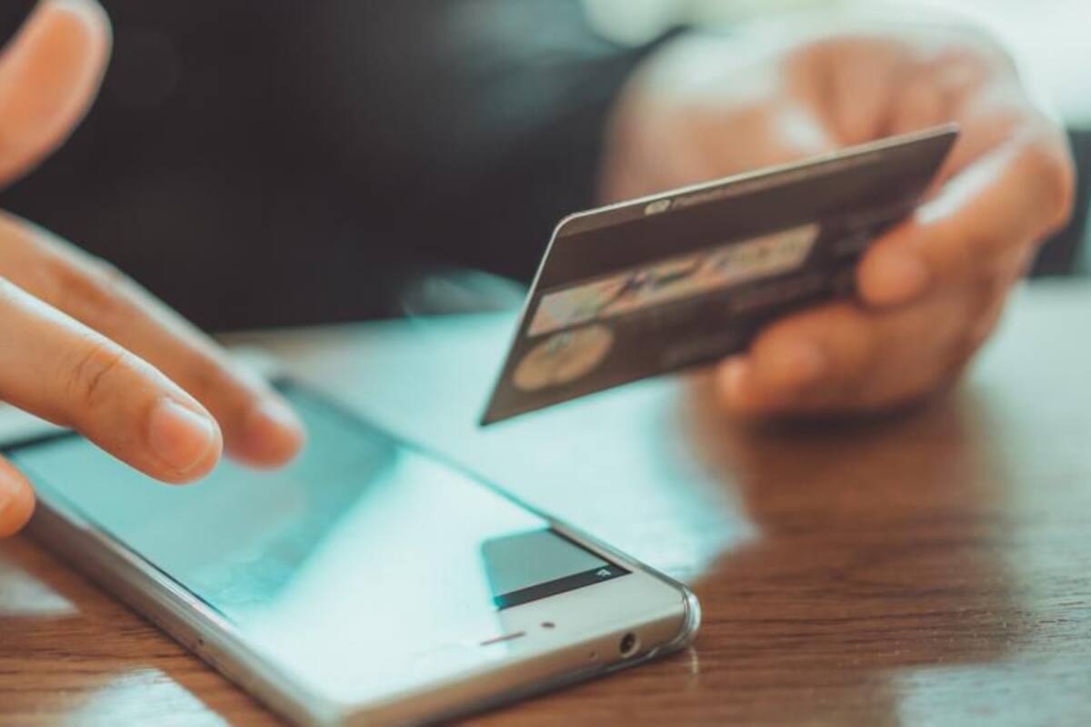 A periodista le roban iPhone y acceden a sus cuentas: perdió $20 millones
