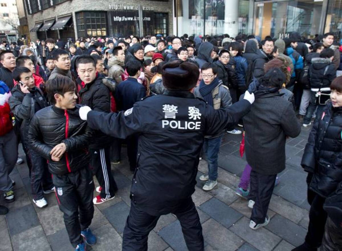 Enfurecidos, los clientes chinos arrojaron huevos contra la fachada de la tienda, donde el último modelo de la marca iba a comenzar a venderse a partir de las siete de la mañana. AP Andy Wong