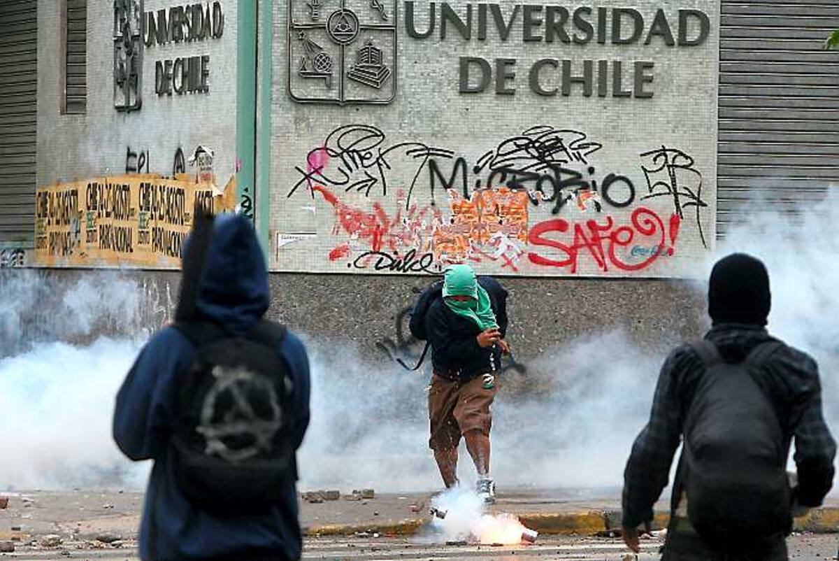 Luego de conversaciones con el gobierno del presidente Sebastián Piñera, los estudiantes se han enfrentado a las autoridades generando disturbios y detenciones. AFP HECTOR RETAMAL