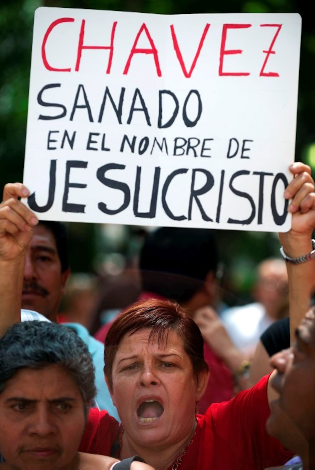 El jefe de Estado apareció sonriente, vestido de militar y boina roja y ondeando una bandera venezolana ante una multitud enfervorizada que entonó junto a él el himno nacional. AFP JUAN BARRETO