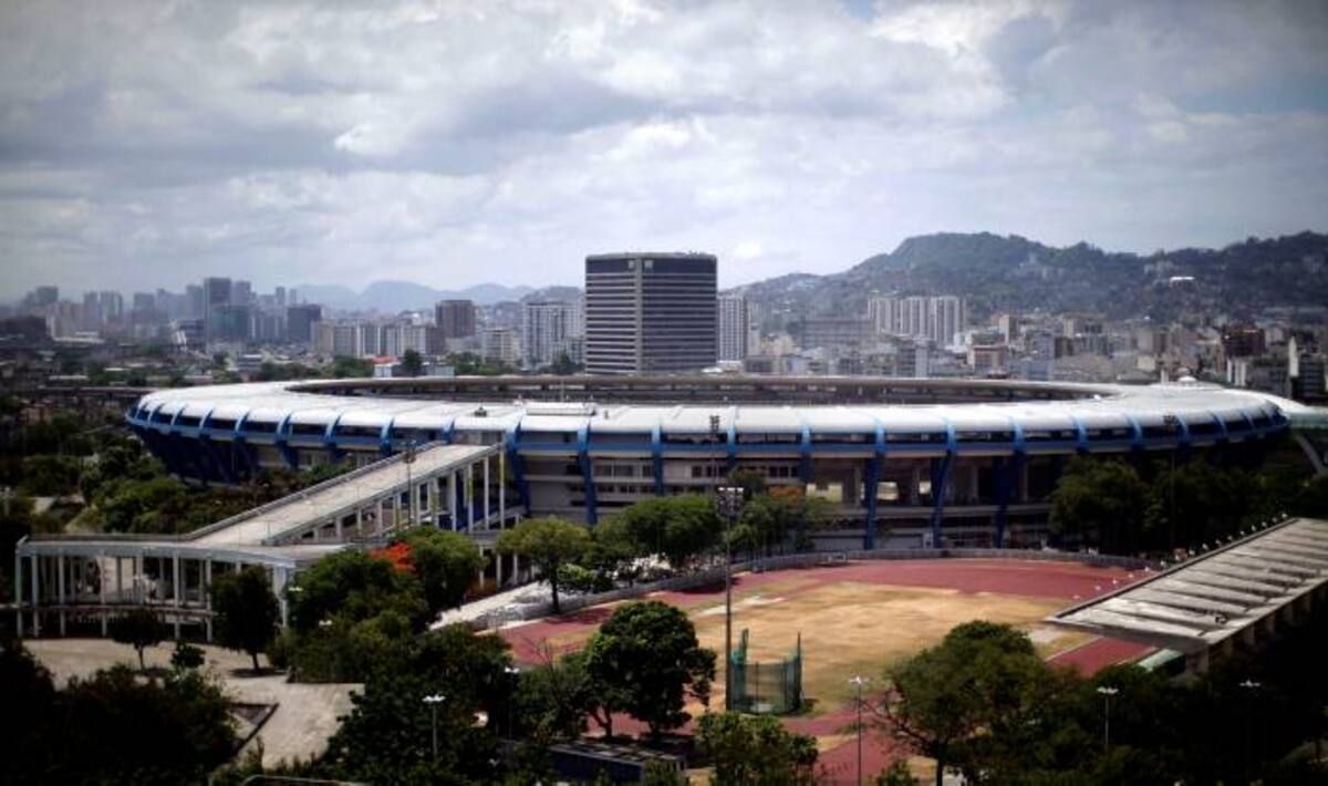 La Favela Do Metro al lado del estadio Maracana (en la foto) será eliminada para realizar el Mundial de Fútbol 2014 y los Juegos Olímpicos 2016. Este desalojo y otros en sitios estratégicos de Río tiene enfrentados a cientos de ciudadanos con las autoridades. FELIPE DANA- AP