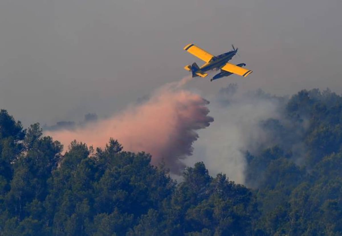 El lunes por la mañana el fuego seguía sin ser controlado, pero el viento había amainado levemente, permitiendo la intervención de los hidroaviones contra incendios. AFP LLUIS GENE