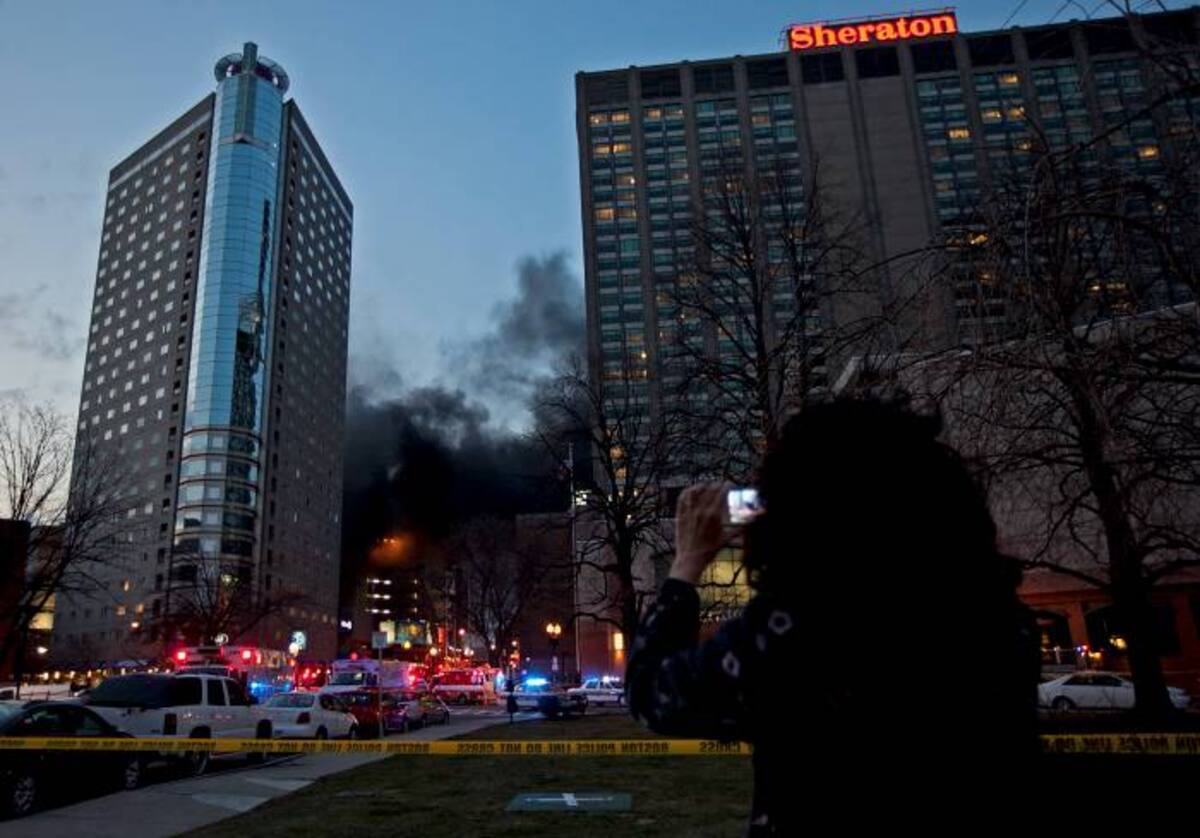 Los nubarrones de humo denso provocados por el incendio no eran tóxicos, dijeron los bomberos, pero se pedía a las personas que no se acercaran. AFP
