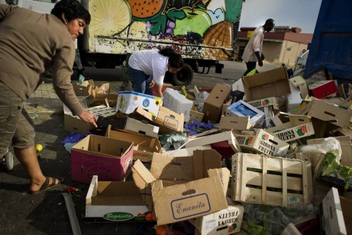 Para ilustrar la información sobre la crisis en España, las agencias de noticias siguen enviando fotografías de hombres y mujeres que buscan alimentos en el mercado de alimentos más importantes de Madrid. AP