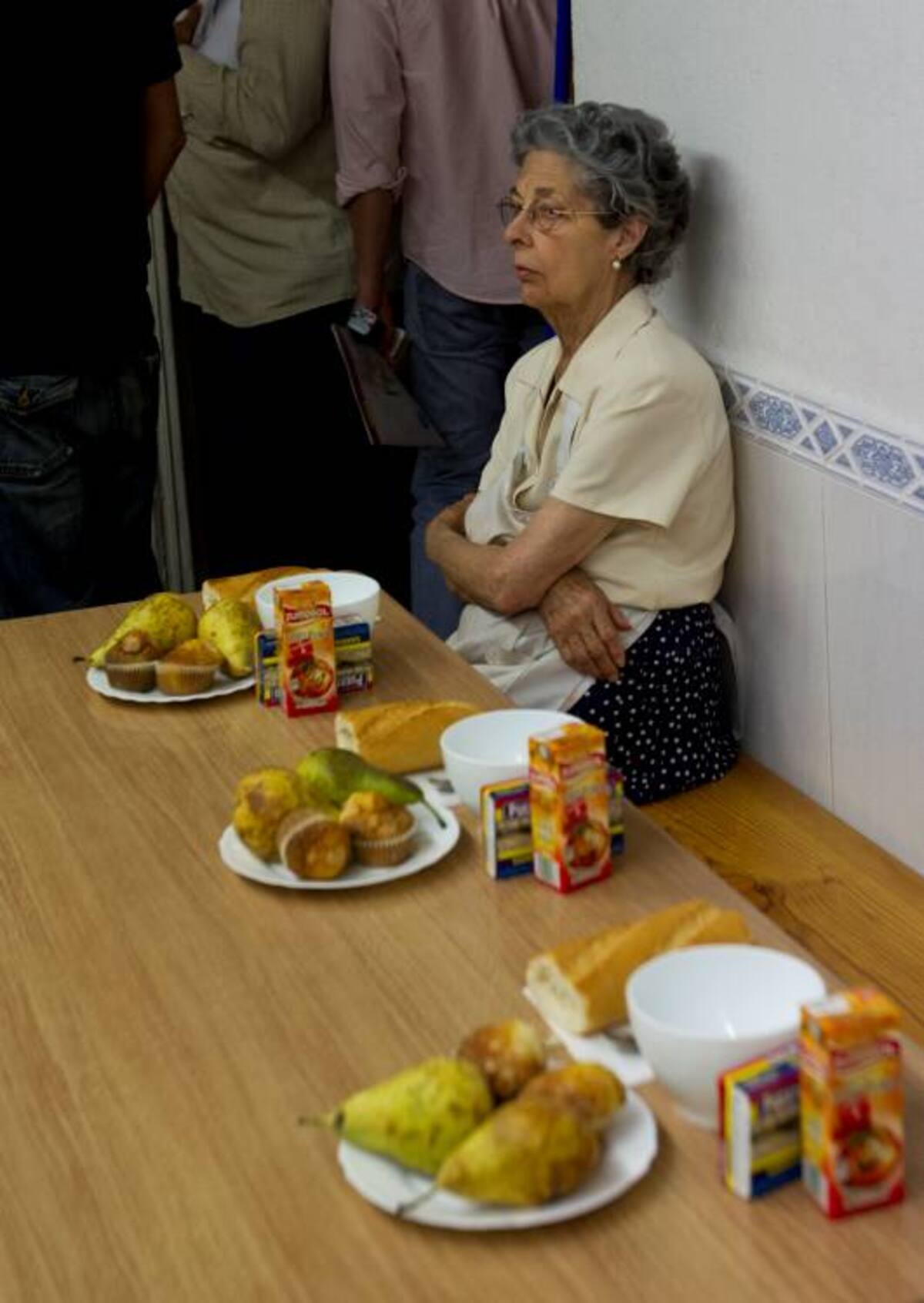 Una empleada se toma un descanso en el Centro Ave María de la Caridad, en Madrid. Los desempleados y personas sin recursos económicos son alimentados todos los días en los centros de caridad. Allí reciben una porción de frutas, pasteles, una lata de sardinas, un zumo de frutas y un pedazo de pan. AP