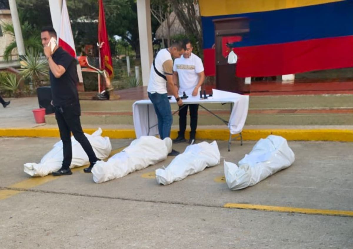 Los cuerpos de alias ‘Bendito Menor’, ‘La Bebesita’ y los otros dos abatidos fueron trasladados a instalaciones militares de Riohacha. //FOTO: CORTESÍA