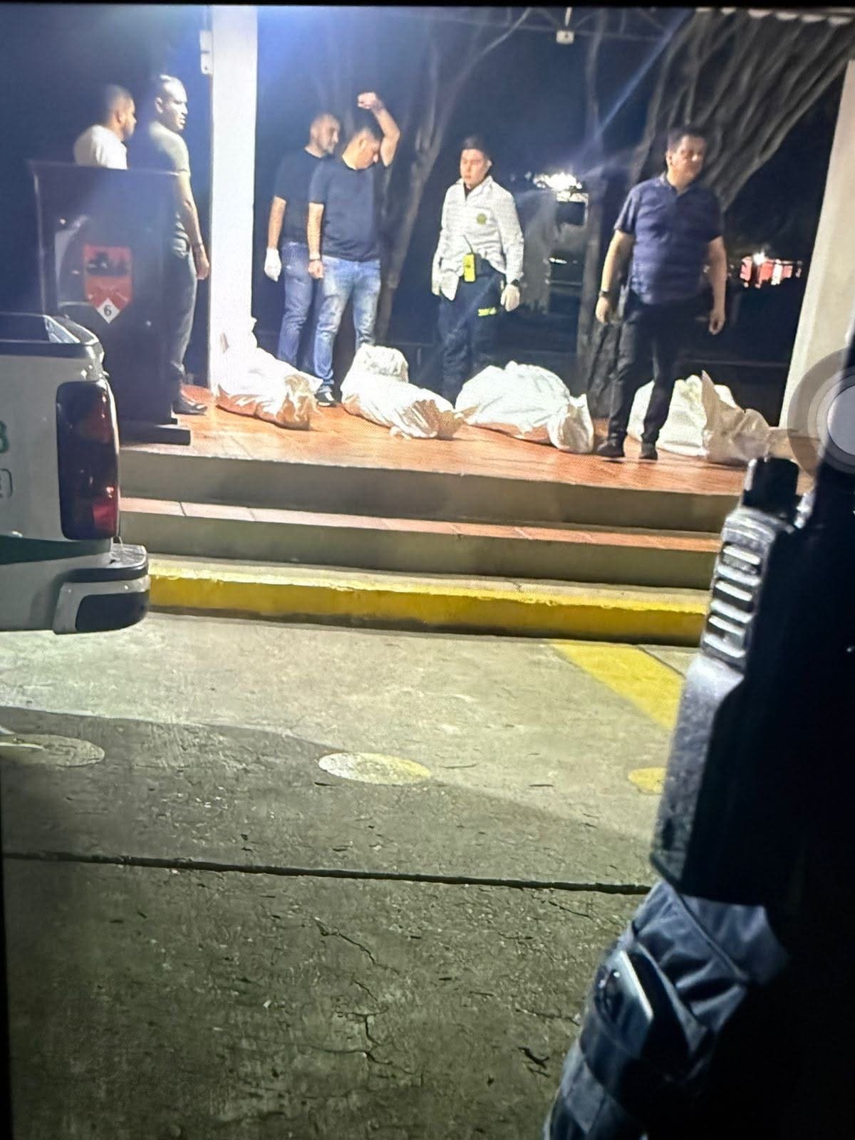 Los cuerpos fueron trasladados al Batallón de Infantería Mecanizado N.° 6 tras el operativo policial en Riohacha. // FOTO: CORTESÍA.