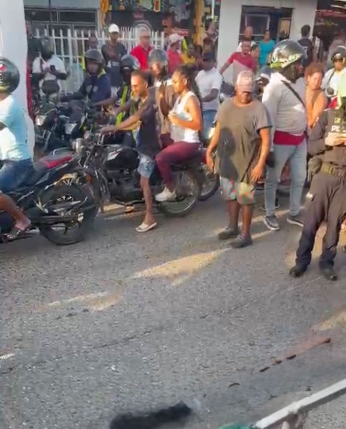 Varias personas se aglomeraron en el sector de San Francisco tras el hecho que terminó con un hombre abatido por la Policía. // FOTO: TOMADA DE VIDEOS.