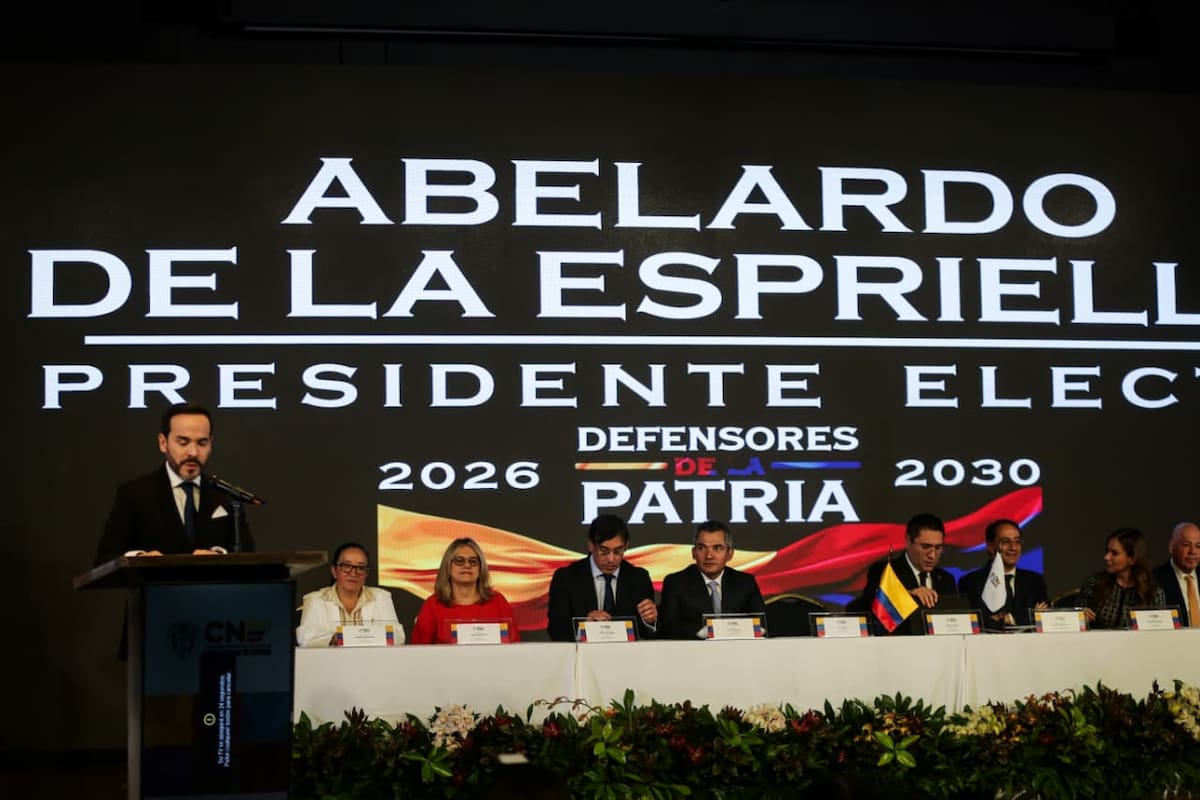 CNE entregó credencial a Abelardo de la Espriella que lo oficializa como nuevo presidente