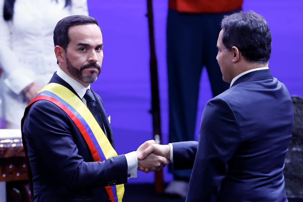Abelardo de la Espriella (i), saluda al presidente del Congreso, Honorio Miguel Henríquez Pinedo. //EFE - Mauricio Dueñas Castañeda - Archivo.