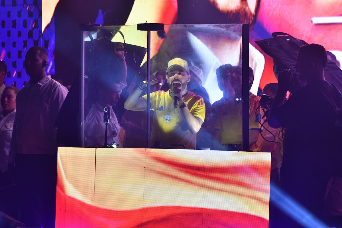 Abelardo De la Espriella, candidato presidencial, en un acto de su campaña política con la camiseta de la Selección Colombia. // Foto: Colprensa.