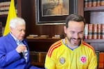 Jorge Barón dio la ‘patadita de la buena suerte’ a de la Espriella: “Que sea presidente”