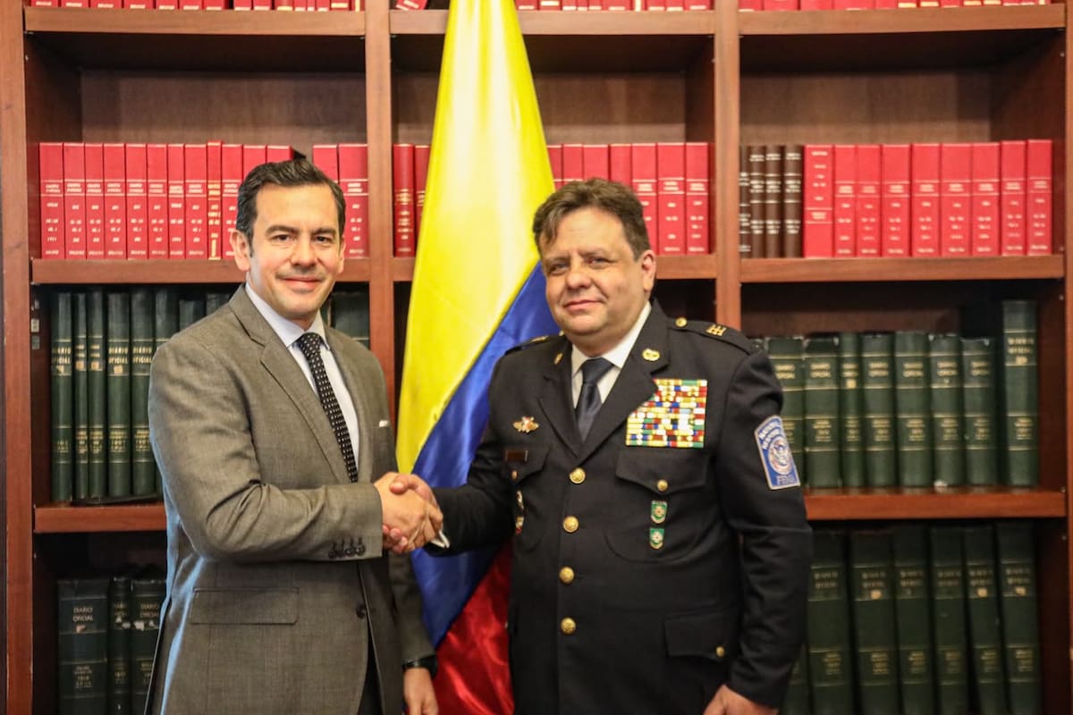 Abelardo de La Espriella ordena salida del director nacional de Bomberos