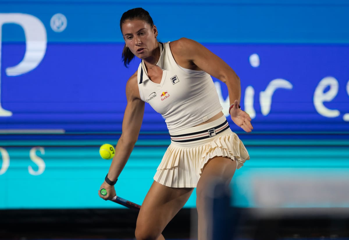 La tenista estadounidense Emma Navarro devuelve la pelota ante la Camila Osorio en el Abierto de Monterrey. //EFE