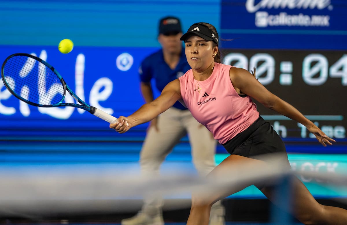 La tenista colombiana Camila Osorio devuelve la pelota ante la estadounidense Emma Navarro en el Abierto de Monterrey. //EFE