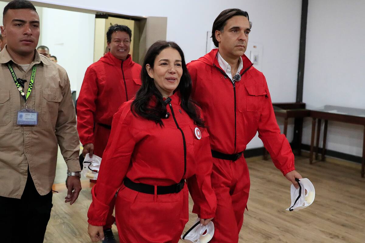 Con máscara de ‘La casa de papel’: abogada inscribe su aspiración en la presidencia