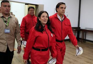 Con máscara de ‘La casa de papel’: abogada inscribe su aspiración en la presidencia