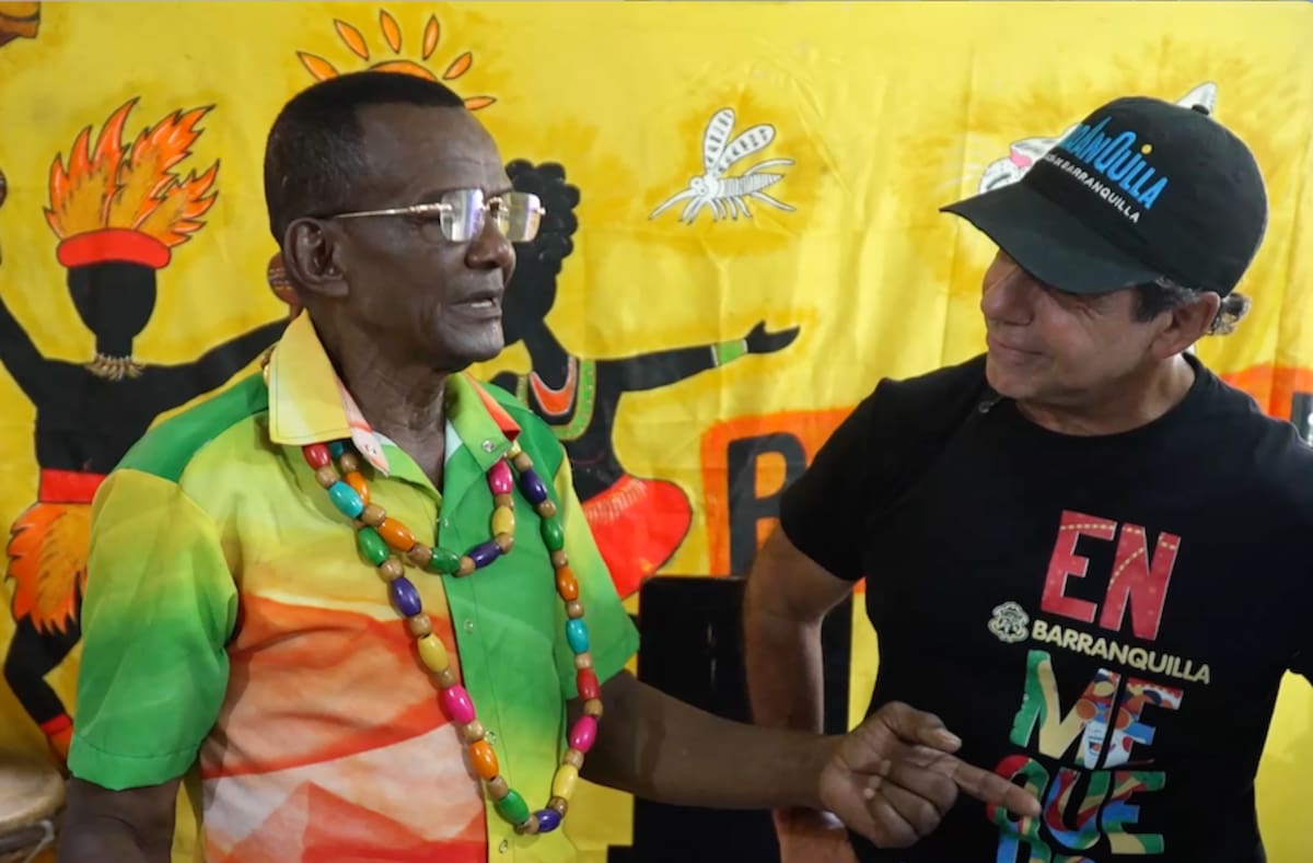 Abraham Cáceres, rey Momo del Carnaval de Barranquilla 2027, conversa con el alcalde Alejandro Char./Cortesía Alcaldía de Barranquilla.