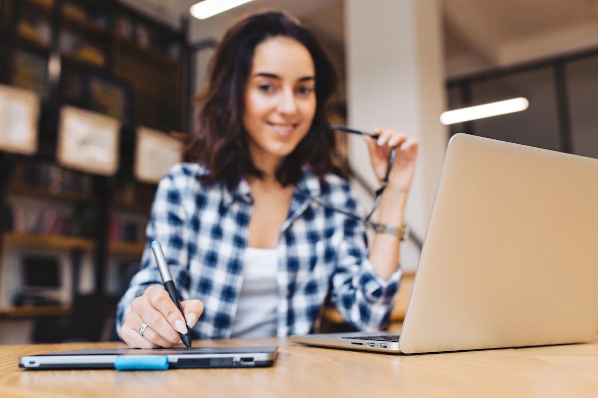 Abren 100 becas virtuales para estudiar IA, ciencia de datos y ciberseguridad. // Ilustración generada con IA