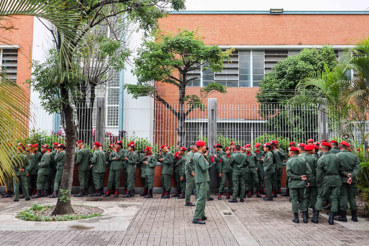 Militares esperan afuera de un centro electoral para participar en las elecciones regionales, este domingo en Caracas (Venezuela). EFE/ Miguel Gutiérrez