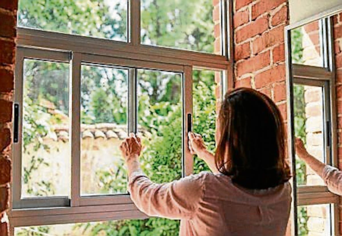 Aprovechar la ventilación y luz natural ayuda a reducir el calor dentro de las viviendas. // Foto: 123rf.