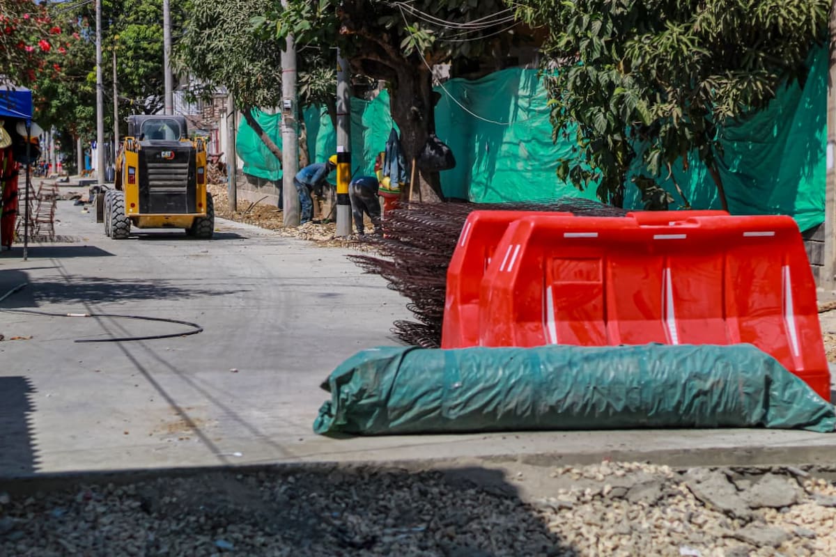 Acceso al colegio Camilo Torres, en El Pozón, sigue avanzando ya van más de 140 metros lineales construidos. // Foto: cortesía - Distrito