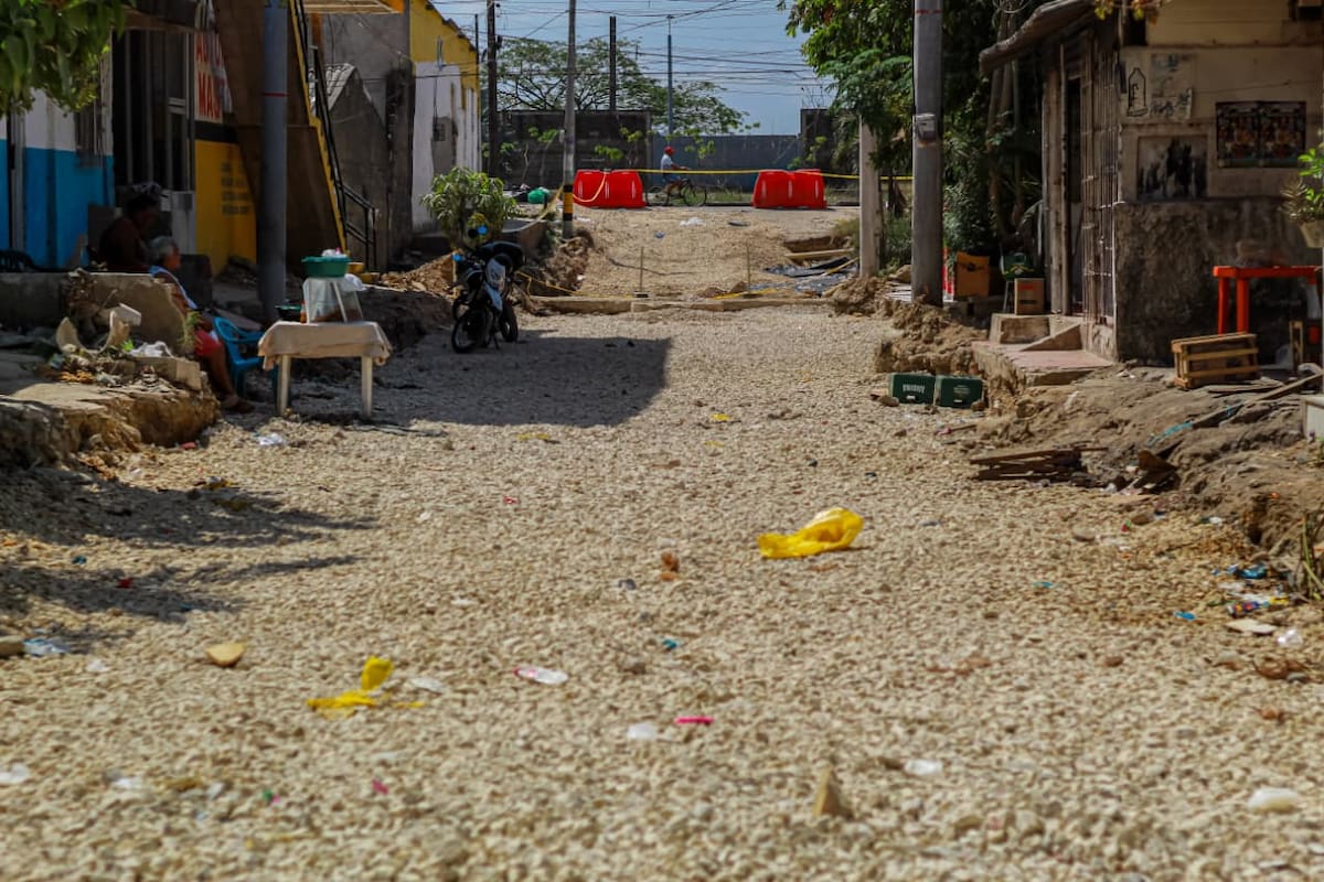 Acceso al colegio Camilo Torres, en El Pozón, sigue avanzando ya van más de 140 metros lineales construidos. // Foto: cortesía - Distrito