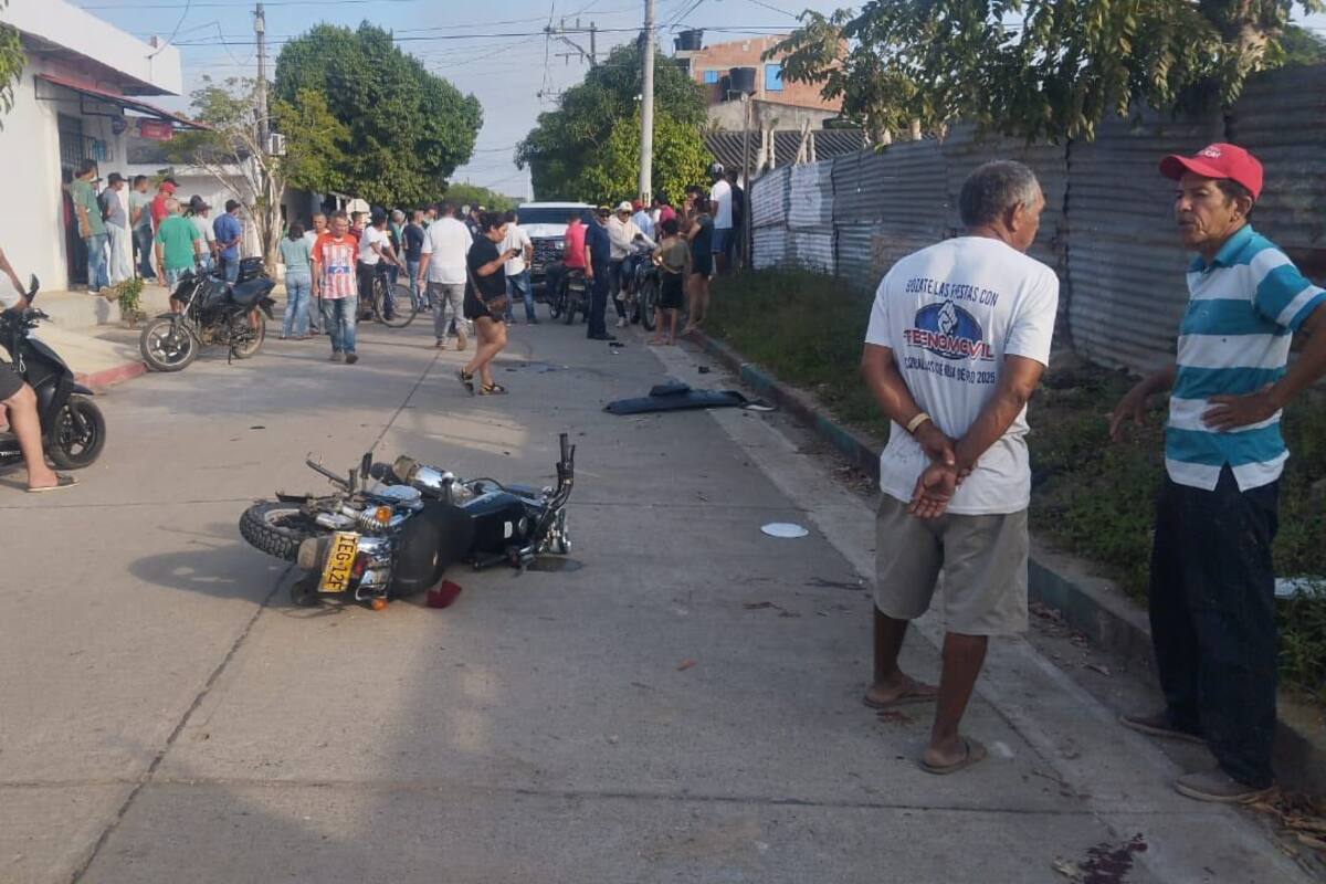 Camioneta embistió a 2 motociclistas: conductor fue retenido por la comunidad