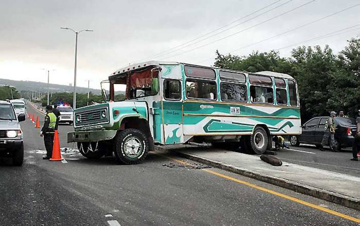 El bus quedó atravesado en la vía. RAFAEL POLO - CORTESÍA QHUBO BARRANQUILLA-